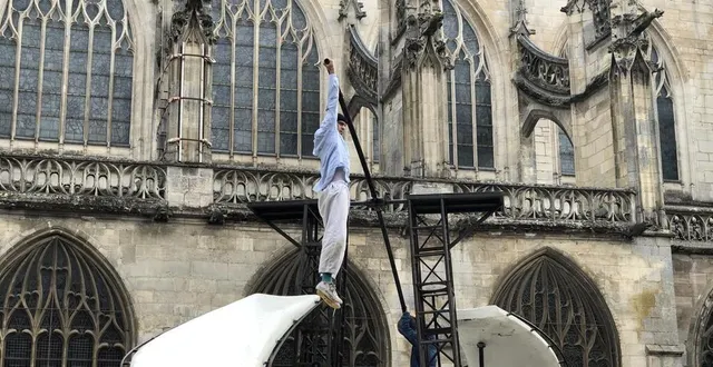 photo  les deux artistes de la compagnie bivouac devant la basilique notre-dame.  &copy;  ouest france 