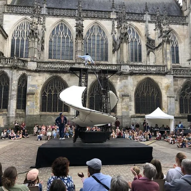 photo le public a gratifié les acrobates de leurs rires et de leurs applaudissements.  ©  ouest france