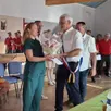 photo  michel briffault, maire de coulans-sur-gée (sarthe), remet un bouquet à anastasiia katsofan. la jeune ukrainienne réside dans la commune depuis 2022. 