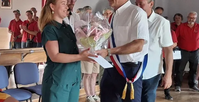 photo  michel briffault, maire de coulans-sur-gée (sarthe), remet un bouquet à anastasiia katsofan. la jeune ukrainienne réside dans la commune depuis 2022.  &copy;  ouest-france 