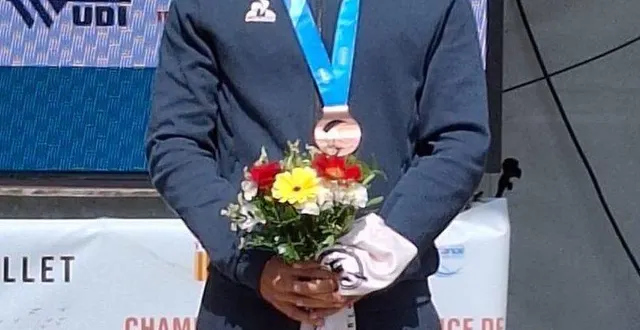 photo  clément davy sur la troisième marche des championnats du monde, dimanche.  &copy;  ouest-france 