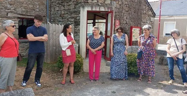 photo  baptiste sabadel (deuxième en partant de la gauche), aux côtés des élus, guidera les visiteurs du musée du granit pendant l’été, tandis qu’aurélie tilly (troisième en partant de la droite) y exposera ses peintures.  &copy;  ouest-france 