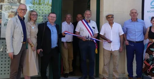 photo  élus et responsables du crédit agricole se sont retrouvés, vendredi, pour inaugurer le distributeur automatique de billets.  &copy;  ouest-france 