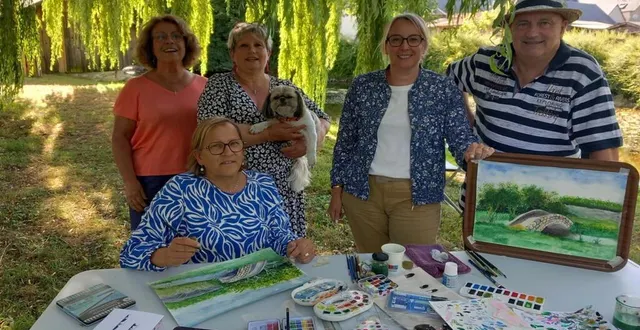 photo  des adhérents de baz’arts oizéen en compagnie de christian pacaud, artiste peintre sarthois.  &copy;  le maine libre 