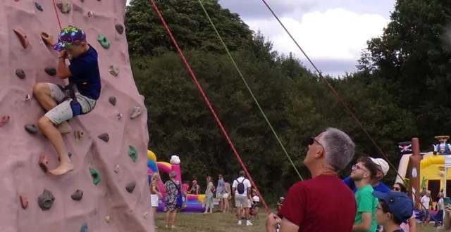 photo  le mur d’escalade pris d’assaut par les enfants.  &copy;  le maine libre 