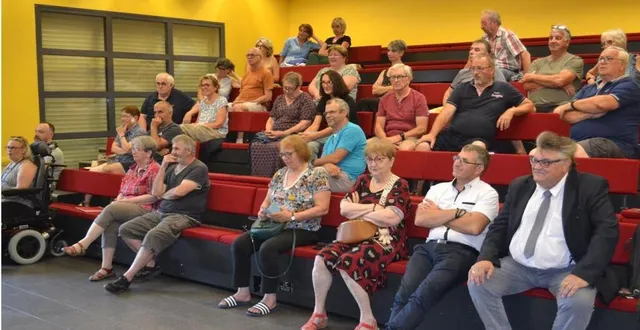 photo  une trentaine d’habitants ont écouté le maire justifier le changement de sens de la rue abbé-louis chevallier.  &copy;  le maine libre 