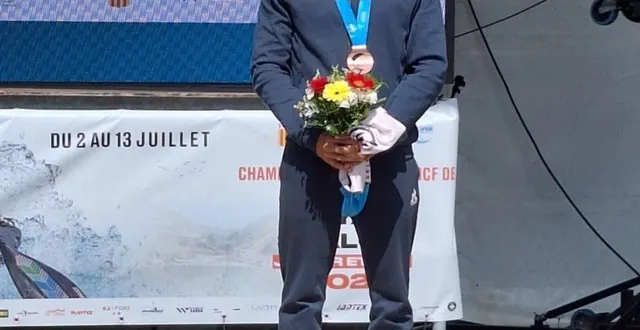 photo  clément davy sur la troisième marche du podium en kayak cross lors du championnat à foix.  &copy;  romain bruneau 