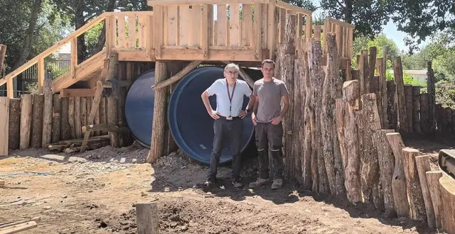 photo  le maire gérard lambert et arnaud cornilleau, chef des services techniques, sur le chantier de la cour d’école renaturée qui sera achevée pour la rentrée des classes.  &copy;  ouest-france 