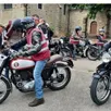 photo les motards baroudeurs du rms, au départ de changé, chevauchant eurs vieilles mécaniques pour un périple vers la belgique.