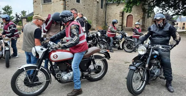 photo  les motards baroudeurs du rms, au départ de changé, chevauchant eurs vieilles mécaniques pour un périple vers la belgique.  &copy;  ouest-france 