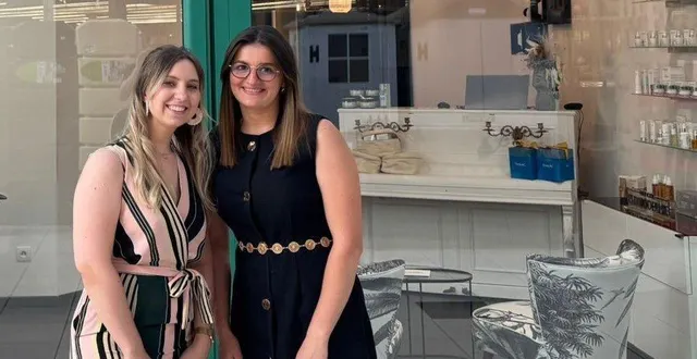 photo  gina baudon, responsable des jolies mancelles (à gauche) avec justine allard, salariée de l’institut de beauté.  &copy;  ouest-france. 