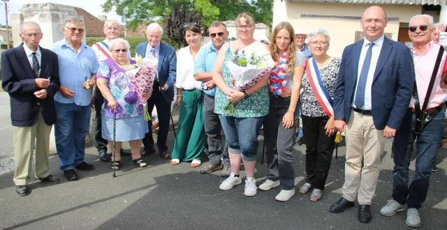 photo  de gauche à droite : roger godmer, médaille d’honneur régionale départementale et communale : échelon or, michel borée, médaille d’honneur régionale départementale et communale, échelon vermeil, jean-patrick vitse et christophe borée, médaille d’honneur régionale départementale et communale, échelon argent, entourés de leurs épouses et des élus de la commune.  &copy;  ouest-france 