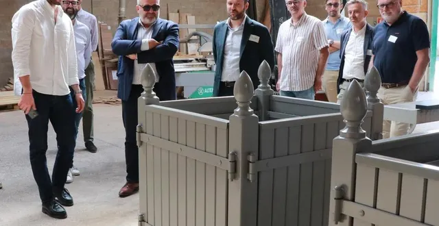 photo  simon trovalet (à gauche), directeur général de pfk construction, et des ateliers georges mahot, présente l’un des bacs d’orangerie qui a fait le succès de l’entreprise.  &copy;  ouest-france 