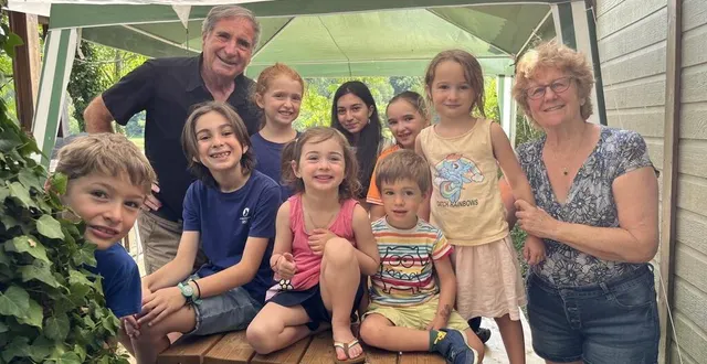 photo  les grands-parents catherine et didier ganot, venus de la région parisienne, profitent de 15 jours de vacances avec leurs huit petits-enfants au camping de tuffé.  &copy;  le maine libre 