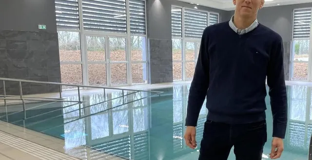 photo  fabien lambert devant la piscine de l’espace balnéo du centre de rééducation de damigny.  &copy;  ouest-france 