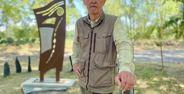 photo  michel cousin devant la stèle.  &copy;  co – anthony pasco 