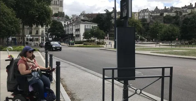 photo  marine delafoy attend un bus à l’arrêt provisoire « cœur de maine », non adapté aux personnes à mobilité réduite.  &copy;  ouest france 