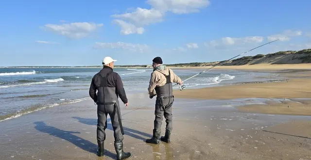 photo  lors d’une initiation au surfcasting, frédéric lech fait preuve de beaucoup de pédagogie pour transmettre sa passion.  &copy;  sandrine pelletier 