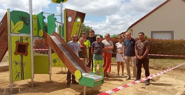 photo  l’équipe technique communale et une partie du conseil municipale sur le chantier de la future aire de jeu.  &copy;  ouest-france 
