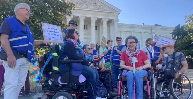 photo  rassemblement de membres d’apf france handicap sur le parvis du tribunal judiciaire d’angers, en attente du référé contre ratp dev, prestataire en charge des transports en commun de la métropole d’angers.  &copy;  ouest france 