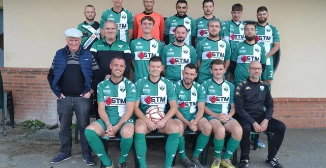 photo  les seniors de la saison 2024-2025, équipe en reconstruction, pour des jours meilleurs, accèdent à la départementale 3.  &copy;  ouest-france 