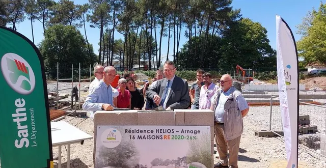 photo  la pose de la première pierre de la résidence hélios, à arnage, a eu lieu, mercredi 9 juillet 2025, avec les partenaires du projet.  &copy;  ouest-france 