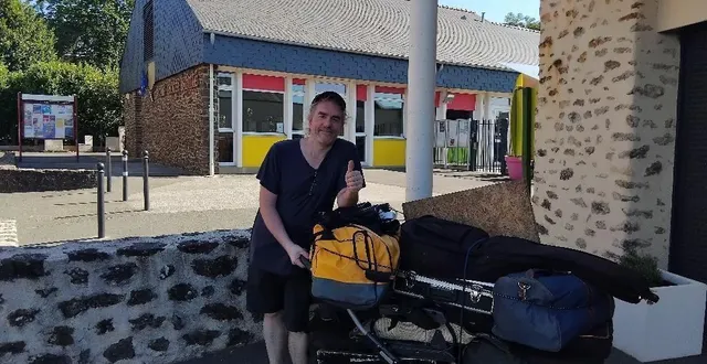 photo  l’artiste tab et sa poussette devant la mairie d’aigné.  &copy;  ouest-france 