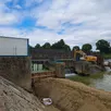 photo  sur le barrage de fercé-sur-sarthe, le chantier comprend la réfection des perrés (à gauche), la rénovation du vannage et la construction de la passe à poissons. 