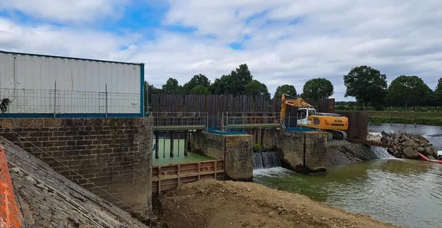 photo  sur le barrage de fercé-sur-sarthe, le chantier comprend la réfection des perrés (à gauche), la rénovation du vannage et la construction de la passe à poissons.  &copy;  ouest-france 