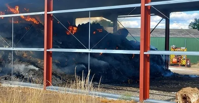 photo  vers 16 h 30, le feu n’était pas encore maîtrisé.  &copy;  le maine libre 