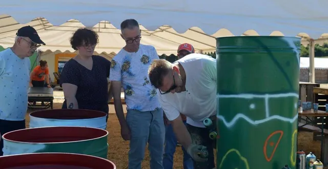 photo  avec la participation de maxime dumas, graffeur professionnel, les pensionnaires du foyer « le temps de vivre » de sablé-sur-sarthe ont décoré les poubelles destinées à la collecte des biodéchets du festival à tout bout d’champ.  &copy;  elisa daviau 