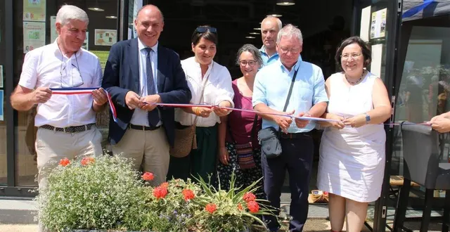 photo  fabienne ménager, (à droite), accompagnée des élus et de laurence voisin, (au centre), lors de la coupure du ruban tricolore d’inauguration.  &copy;  ouest-france 