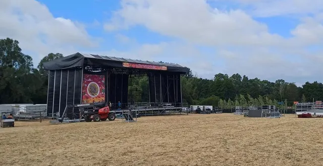 photo  le festival à tout bout de champ se prépare à accueillir les premiers artistes dans la matinée (vendredi 18 juillet 2025) pour les premières répétitions.  &copy;  ouest-france 