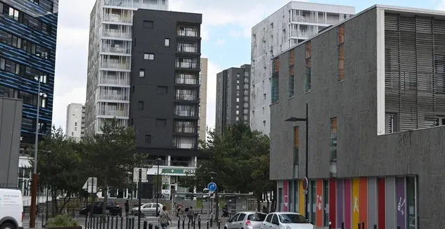 photo  la maison de quartier des haubans, à droite, endeuillée après la noyade d’une fillette lors d’une sortie sur une base de loisirs, en anjou.  &copy;  jérôme fouquet/ouest-france 