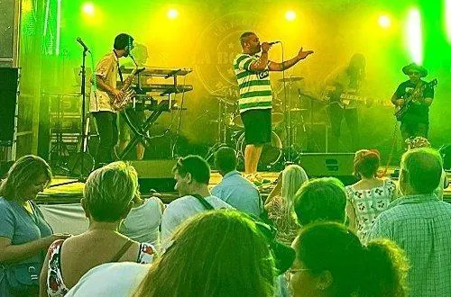 photo  à l’image de puppa nadem et son groupe, chaque artiste a fait vibrer le public.  &copy;  le maiine libre 