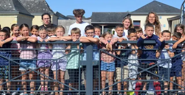photo  une cinquantaine d’enfants profitent des activités à l’école de la voutonne, sous la direction d’amandine ribeiro (à gauche).  &copy;  le maine libre 