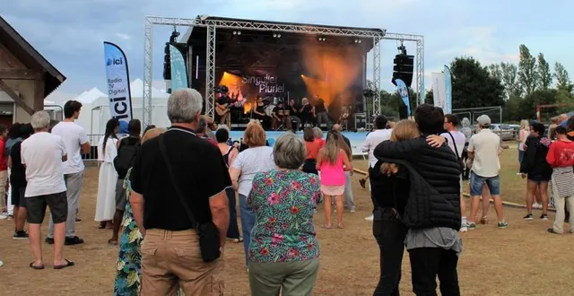 photo  du monde devant la scène malgré l’annulation du feu d’artifice et la menace de la pluie dimanche à soir de fête à la gèmerie.  &copy;  le maine libre. 
