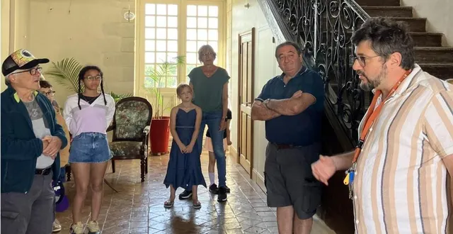 photo  kevin houdemont (à droite) lors d’une visite guidée de l’abbaye.  &copy;  co 