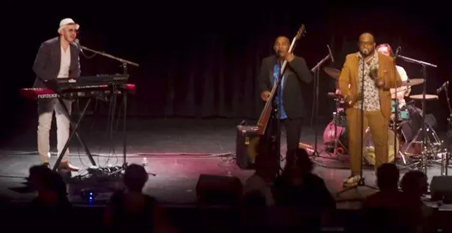 photo  los camineros en concert. camilo gonzalez est au piano.  &copy;  co 