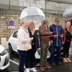 photo le coupage de ruban s’est effectué sous la pluie devant les deux véhicules électriques du nouvel autopartage.