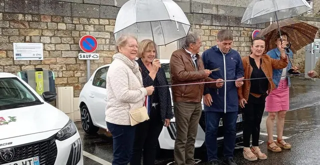 photo  le coupage de ruban s’est effectué sous la pluie devant les deux véhicules électriques du nouvel autopartage.  &copy;  ouest-france 