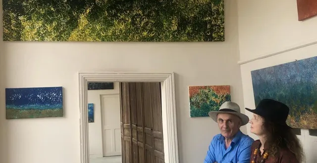 photo  olivier beer, commissaire d’exposition et ophélie asch, artiste peintre, propriétaires de l’hôtel colombel, présentent leur deuxième exposition avec de nouvelles salles.  &copy;  ouest-france 