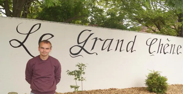 photo  maxime thibault, 24 ans, vient d’ouvrir le domaine le grand chêne, disponible à la location pour des mariages ou des fêtes de famille.  &copy;  ouest-france 