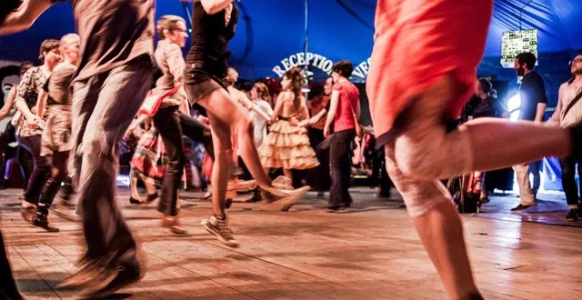 photo  la compagnie la piste à dansoire propose son « bal où l’on écoute la musique avec ses pieds » ce samedi 19 juillet à yvré-l’évêque.  &copy;  damien bossis 