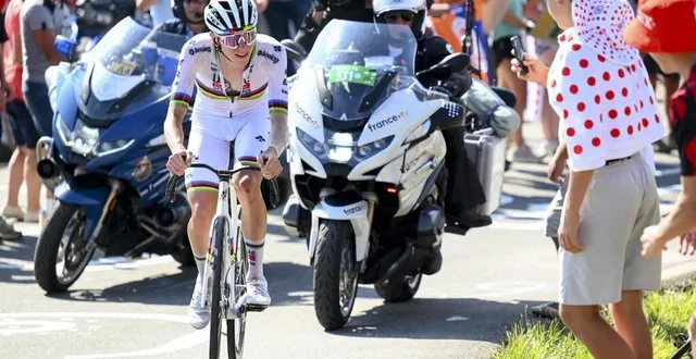 photo  le coureur tadej pogacar lors de la montée de hautacam sur la 12e étape du tour de france, le jeudi 17 juillet 2025.  &copy;  vincent kalut / belga via afp 