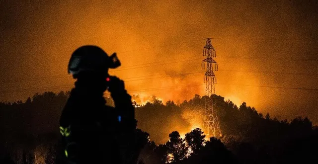 photo  un pompier mobilisé sur l’incendie de martigues, dans les bouches-du-rhône, vendredi 18 juillet.  &copy;  lilian auffret/hans lucas via afp 
