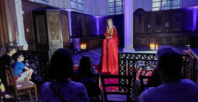 photo  les spectateurs écoutent le récit de mathilde l’emperesse, épouse de geoffroy plantagenet.  &copy;  le maine libre 