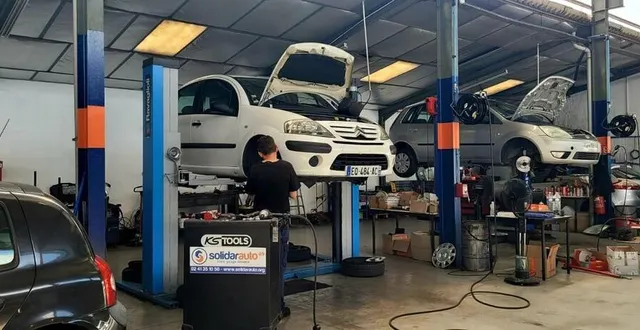 photo  8 salariés, dont 5 mécaniciens, sont embauchés à plein temps dans le garage solidaire solidarauto.  &copy;  ouest-france 
