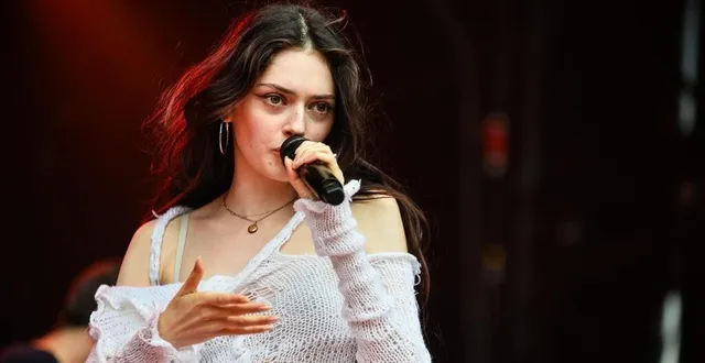 photo  la chanteuse solann en juin 2025, au festival papillons de nuit (manche)  &copy;  mathis harpham / ouest-france 