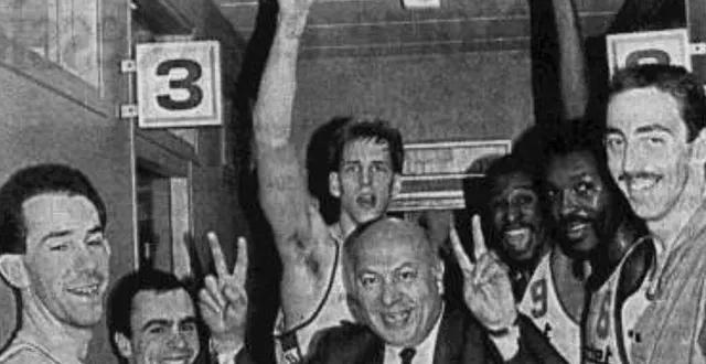 photo  juste derrière michel léger, à droite, le sourire aux anges de graylin warner un soir de victoire.  &copy;  ouest-france 